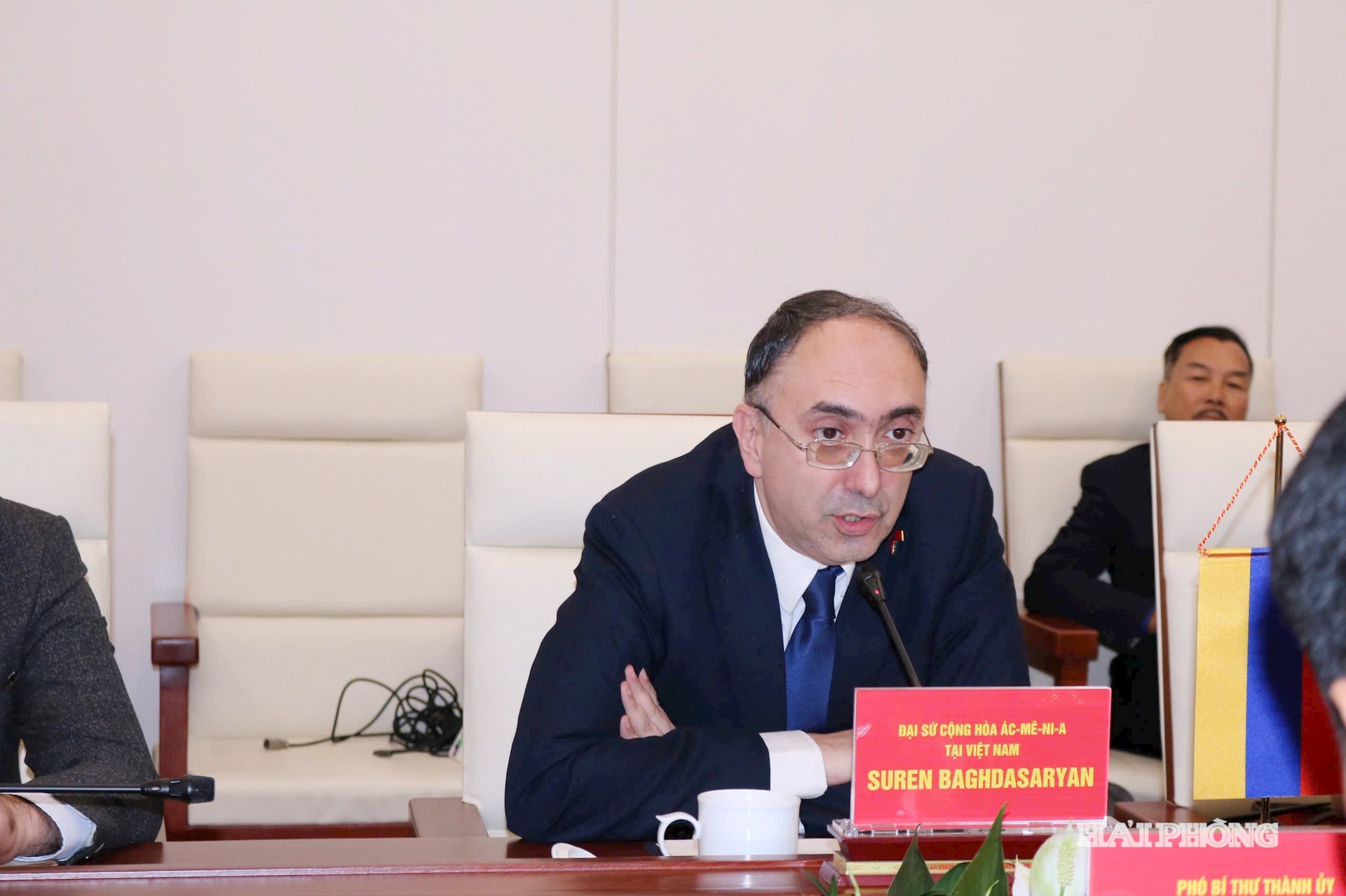 Ngài Suren Baghdasaryan, Đại sứ Cộng hoà Armenia tại Việt Nam trao đổi tại cuộc làm việc.
