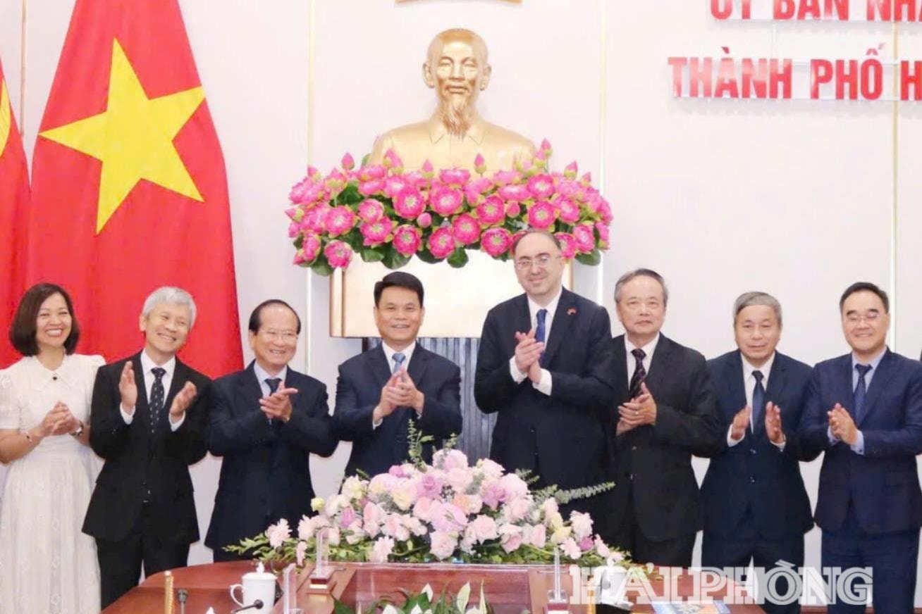 Ảnh báo in, xử lý lại: bỏ ảnh Bác, cờ phía sau: Đồng chí Lê Ngọc Châu, Phó bí thư Thành uỷ, Chủ tịch UBND thành phố cùng các đại biểu tiếp ngài Suren Baghdasaryan, Đại sứ Cộng hoà Armenia tại Việt Nam.