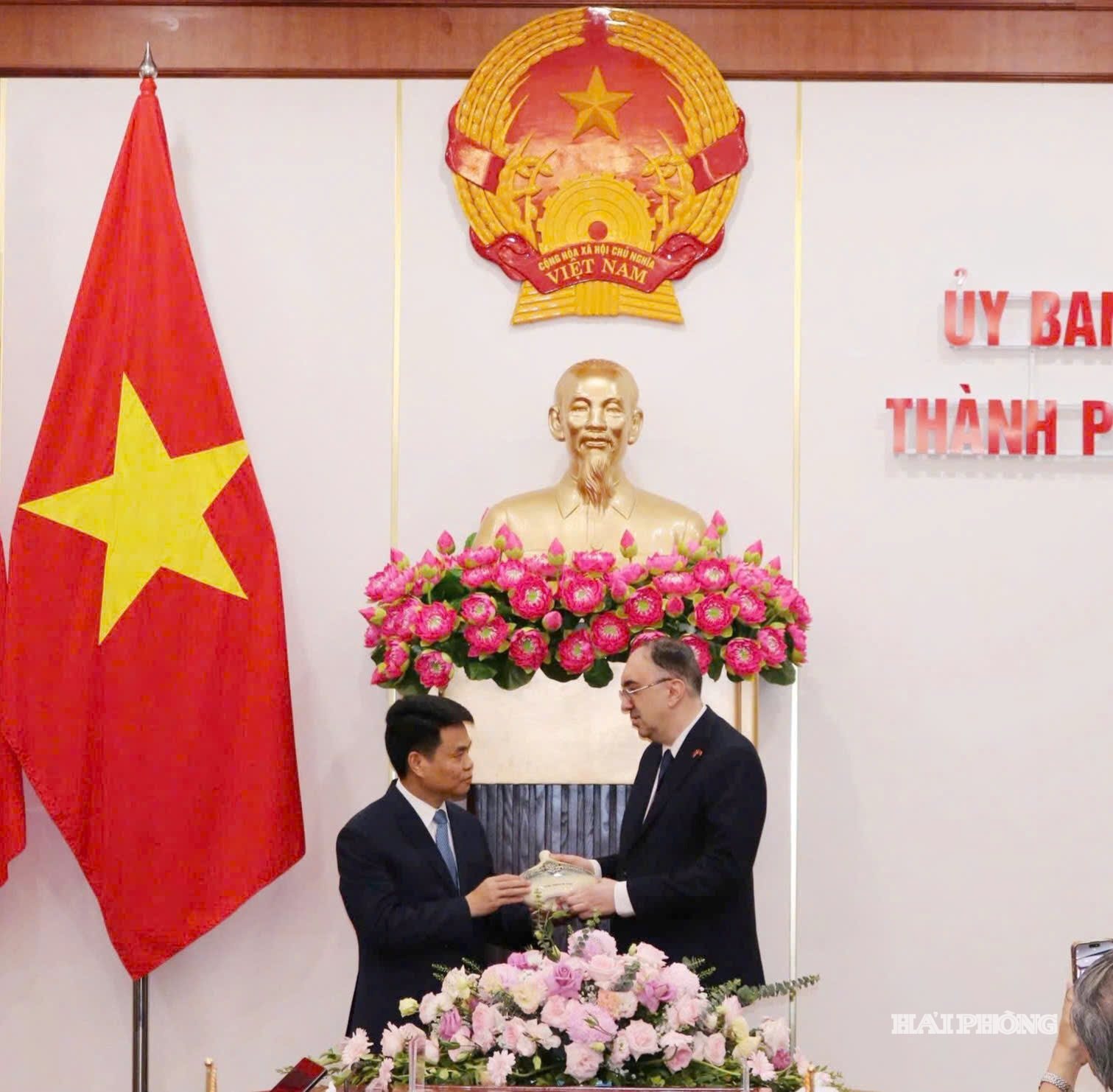 Ảnh trang 1: Đồng chí Lê Ngọc Châu, Phó bí thư Thành uỷ, Chủ tịch UBND thành phố trao quà lưu niệm tặng Đại sứ Armenia tại Việt Nam.
