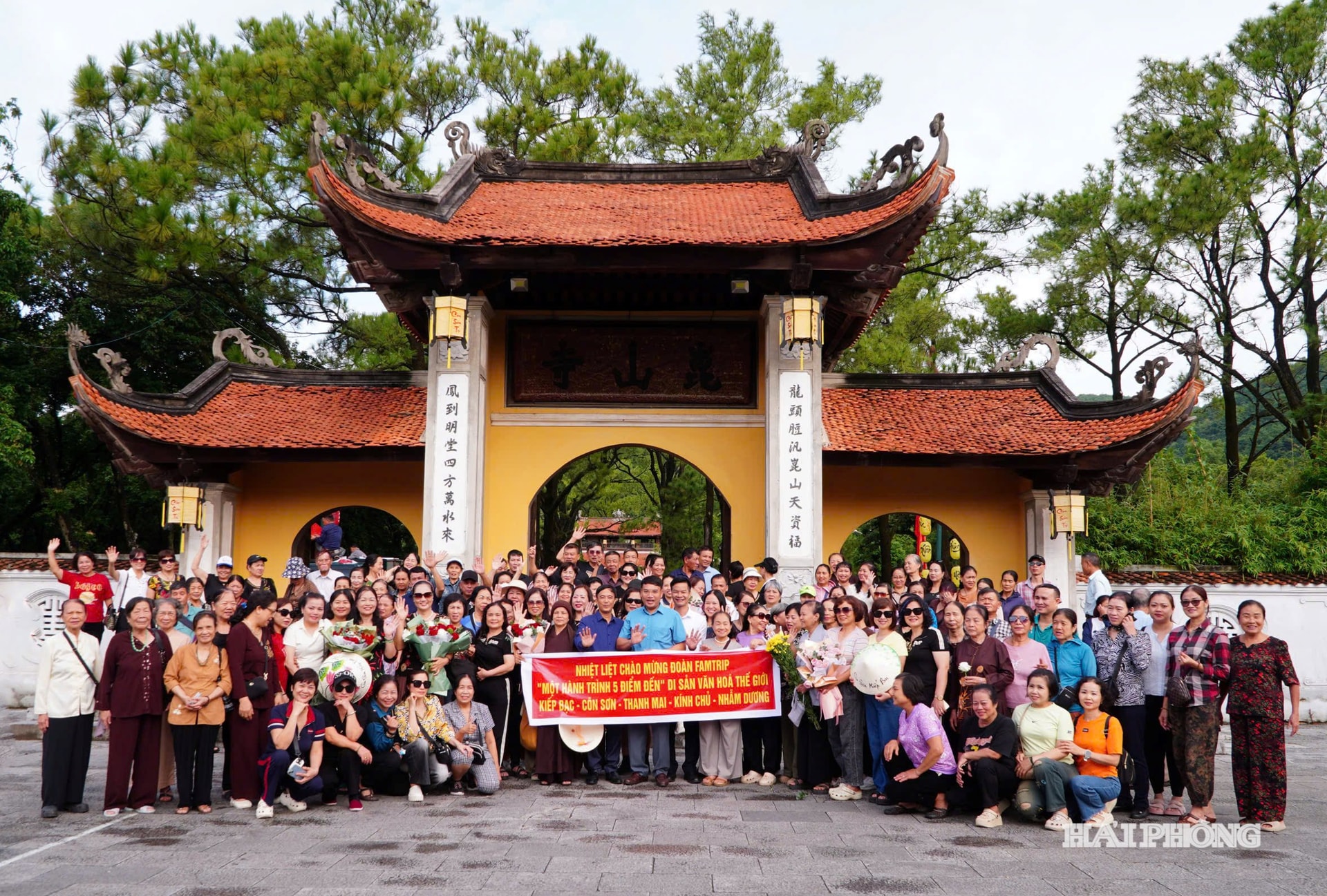 Đoàn khách đầu tiên trải nghiệm tour “Khám phá di sản Côn Sơn, Kiếp Bạc” (ảnh cơ sở cung cấp).