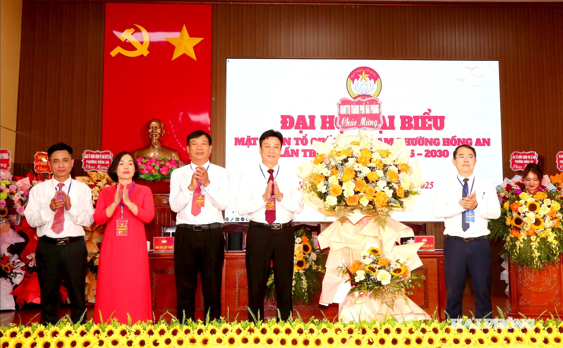 Đồng chí Vũ Việt Anh, Phó chủ tịch Ủy ban MTTQ Việt Nam thành phố tặng hoa chúc mừng Đại hội.