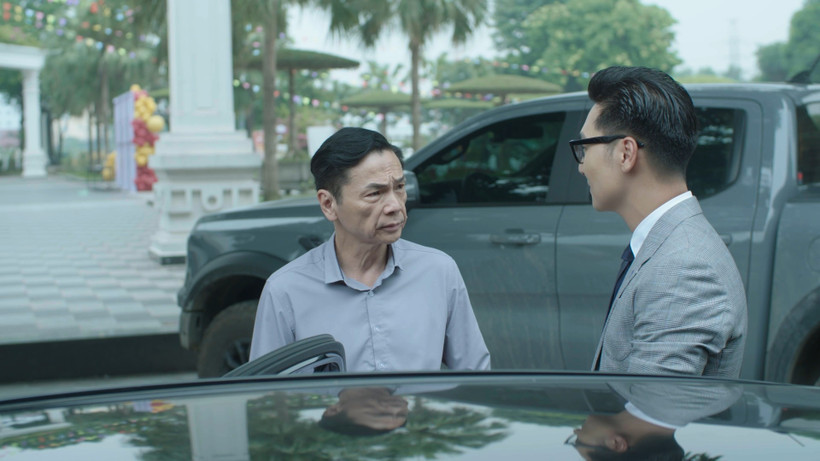 Nghệ sỹ Nhân dân Trung Anh “thoát vai” ông bố hiền lành, tội nghiệp để trở thành một chính khách đa diện. (Ảnh: VFC)