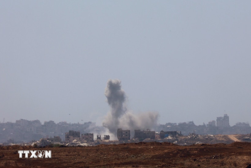 Khói bốc lên sau cuộc không kích của Israel tại Gaza. (Ảnh: THX/TTXVN)