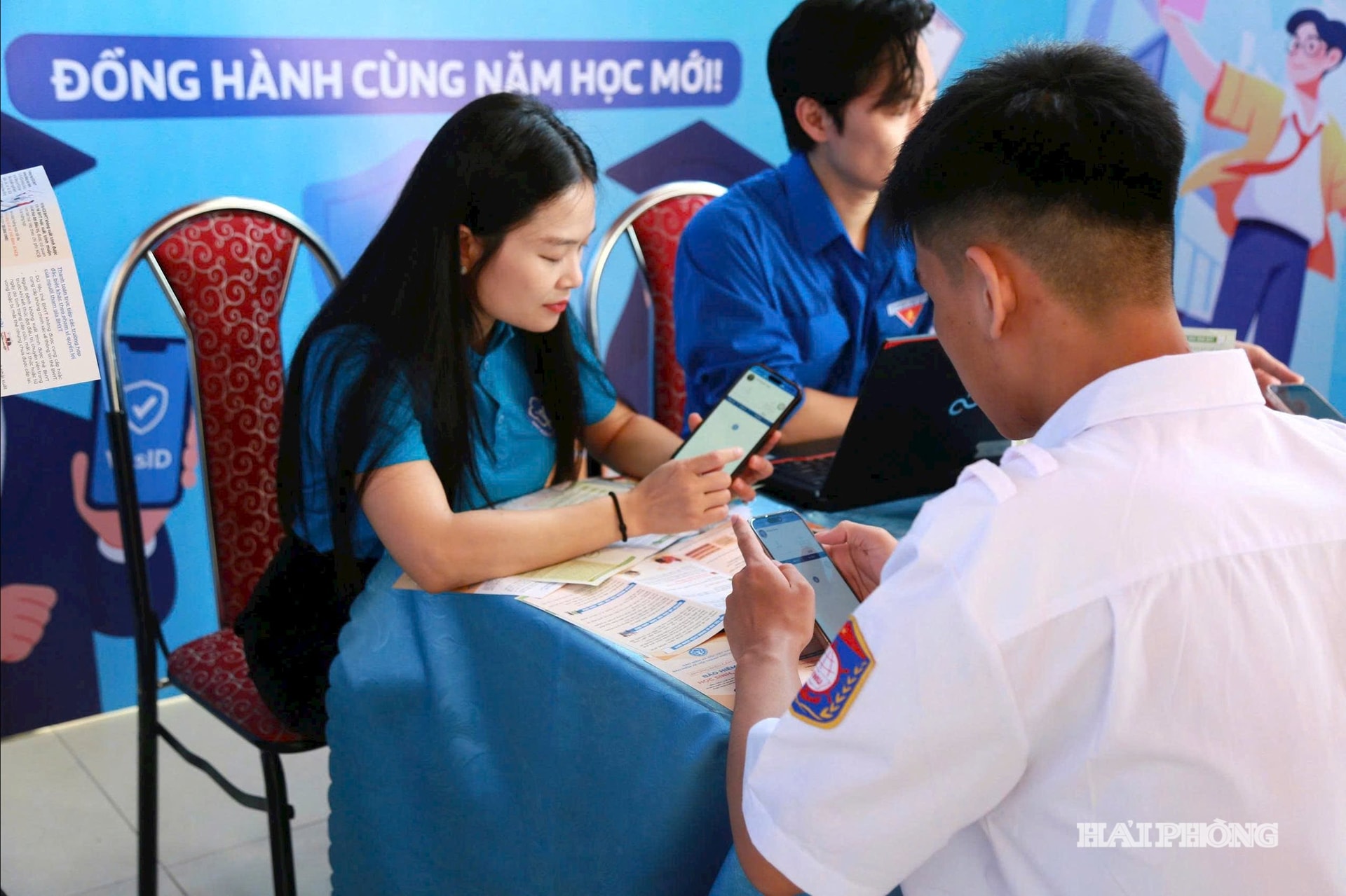 Bảo hiểm xã hội Hải Phòng tuyên truyền, hướng dẫn sinh viên Trường Đại học Hàng hải Việt Nam cài đặt ứng dụng VssID