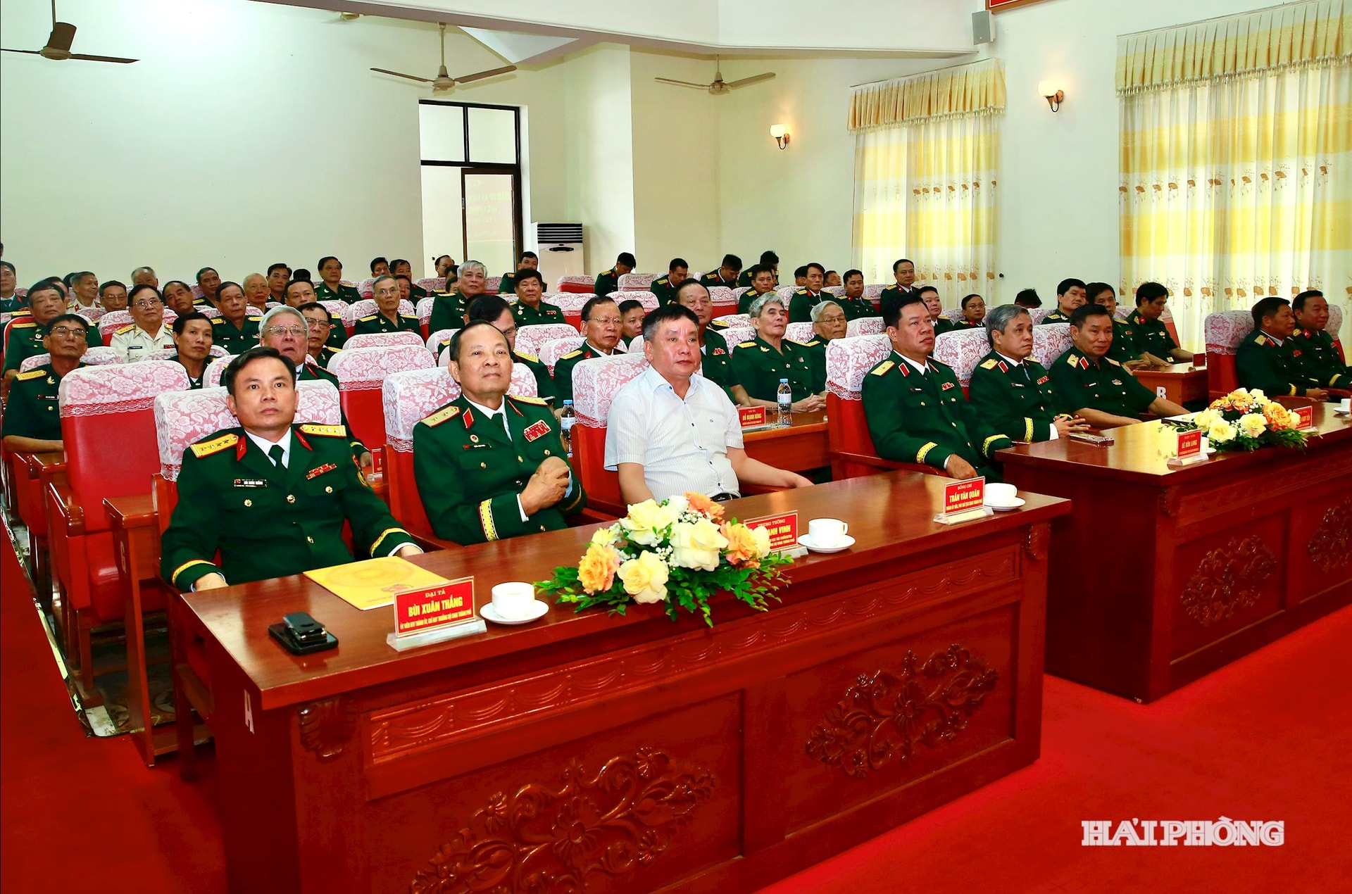 Đồng chí Trần Văn Quân, Phó chủ tịch UBND thành phố cùng các đại biểu dự cuộc gặp mặt các đồng chí lãnh đạo Đảng uỷ Quân sự thành phố qua các thời kỳ.