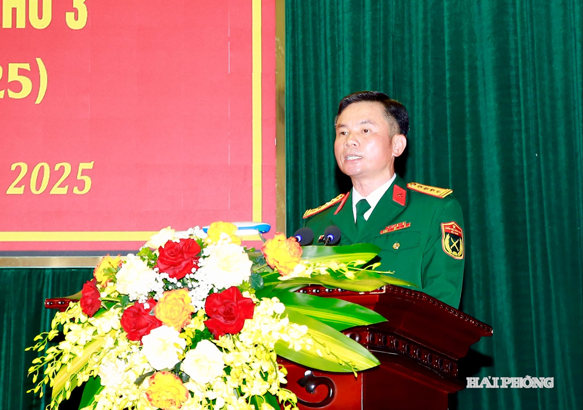 Đồng chí Bùi Xuân Thắng, Uỷ viên Ban Thường vụ Thành uỷ, Chỉ huy trưởng Bộ chỉ huy Quân sự thành phố phát biểu.