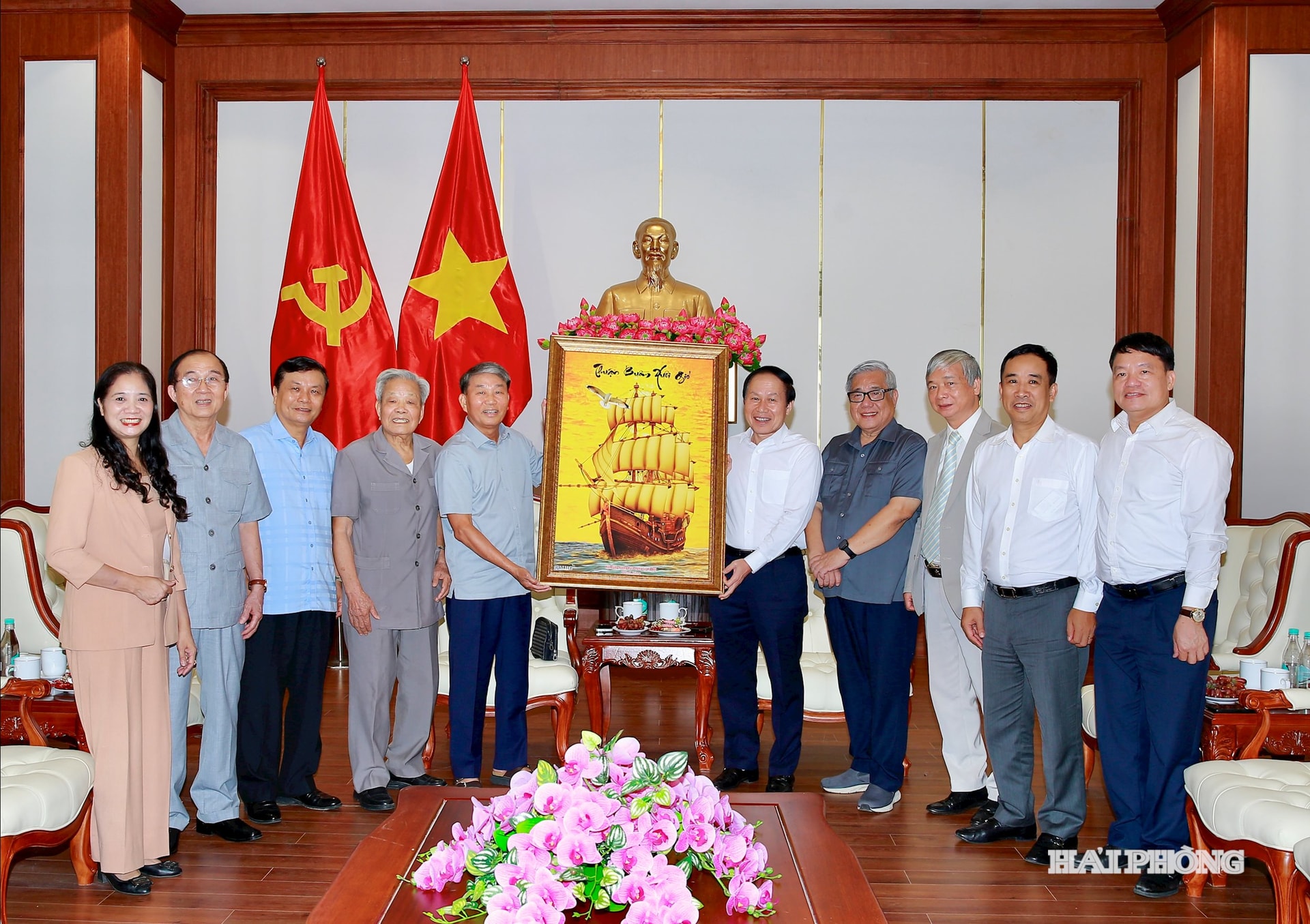 Trung tướng Trần Bá Thiều, Trưởng Ban liên lạc Hội đồng hương Hải Phòng tại Hà Nội trao quà lưu niệm chúc mừng.