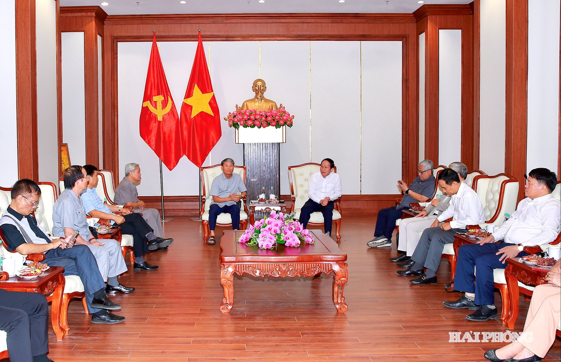 Đồng chí Lê Tiến Châu, Uỷ viên Trung ương Đảng, Bí thư Thành uỷ, Trưởng Đoàn đại biểu Quốc hội thành phố Hải Phòng tiếp Ban liên lạc Hội đồng hương Hải Phòng tại Hà Nội.
