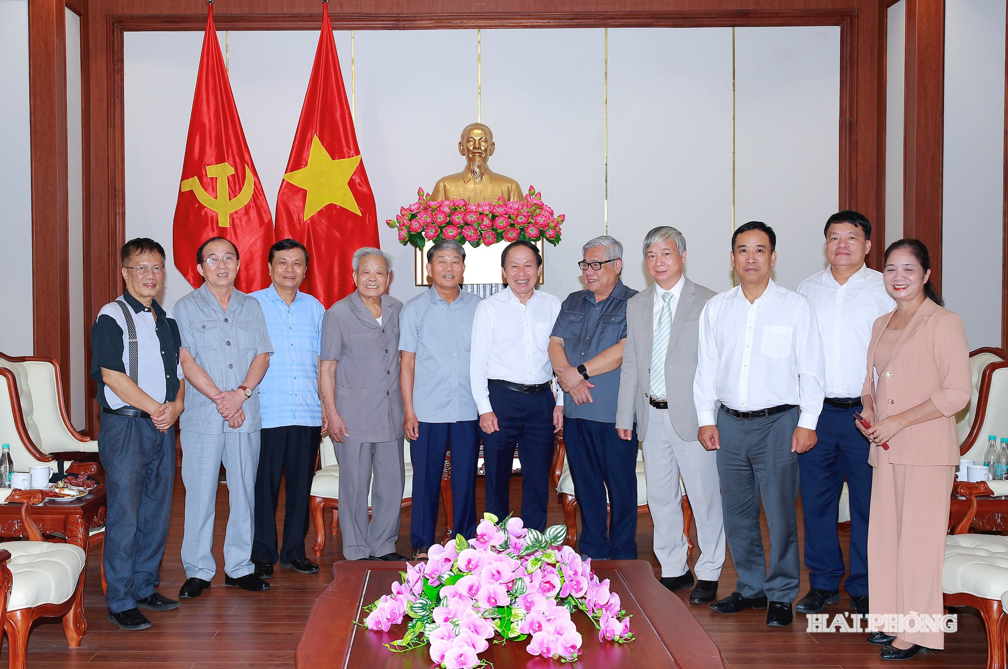 Đồng chí Lê Tiến Châu, Uỷ viên Trung ương Đảng, Bí thư Thành uỷ,Trưởng đoàn đại biểu quốc hội Hải Phòng tiếp Ban liên lạc Hội đồng hương Hải Phòng tại Hà Nội.
