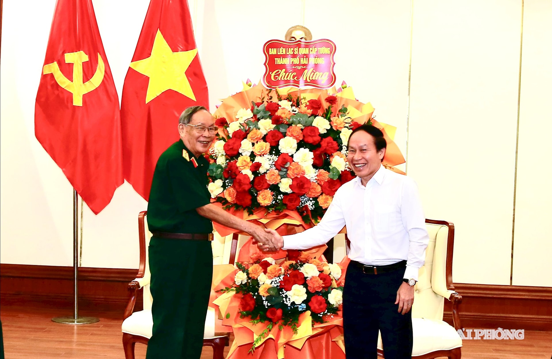 Thượng tướng Nguyễn Văn Dinh, đại diện Ban liên lạc sĩ quan cấp tướng thành phố Hải Phòng tặng hoa chúc mừng đồng chí Kê Tiến Châu, Uỷ viên Trung ương Đảng, Bí thư Thành uỷ, Trưởng đoàn đại biểu quốc hội Hải Phòng.