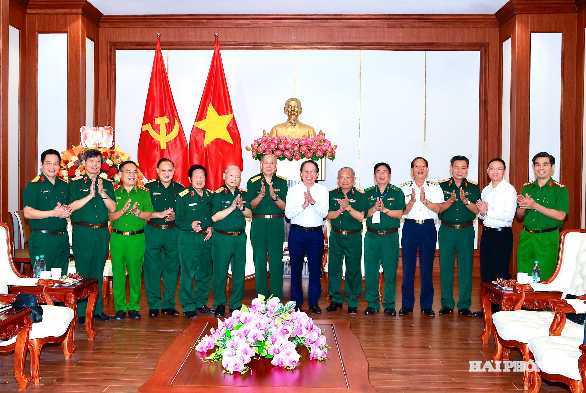 Đồng chí Lê Tiến Châu, Uỷ viên Trung ương Đảng, Bí thư Thành uỷ,Trưởng đoàn đại biểu quốc hội Hải Phòng tiếp Ban liên lạc sĩ quan cấp tướng tại Hải Phòng.