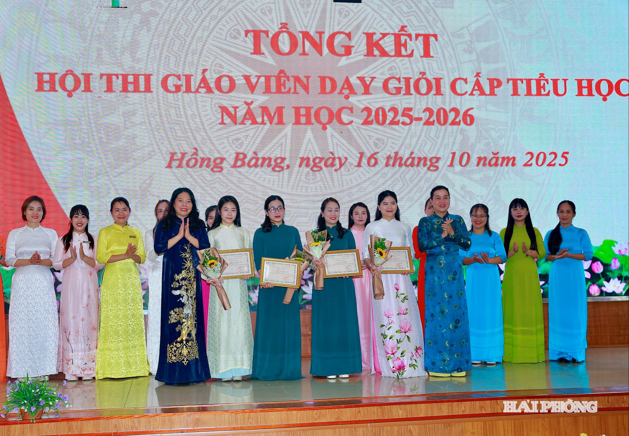 Lânhx đạo Sở Giáo dục và đào tạo; phường Hồng Bang trao giấy chúng nhân tặng các giáo viên đoạt giải