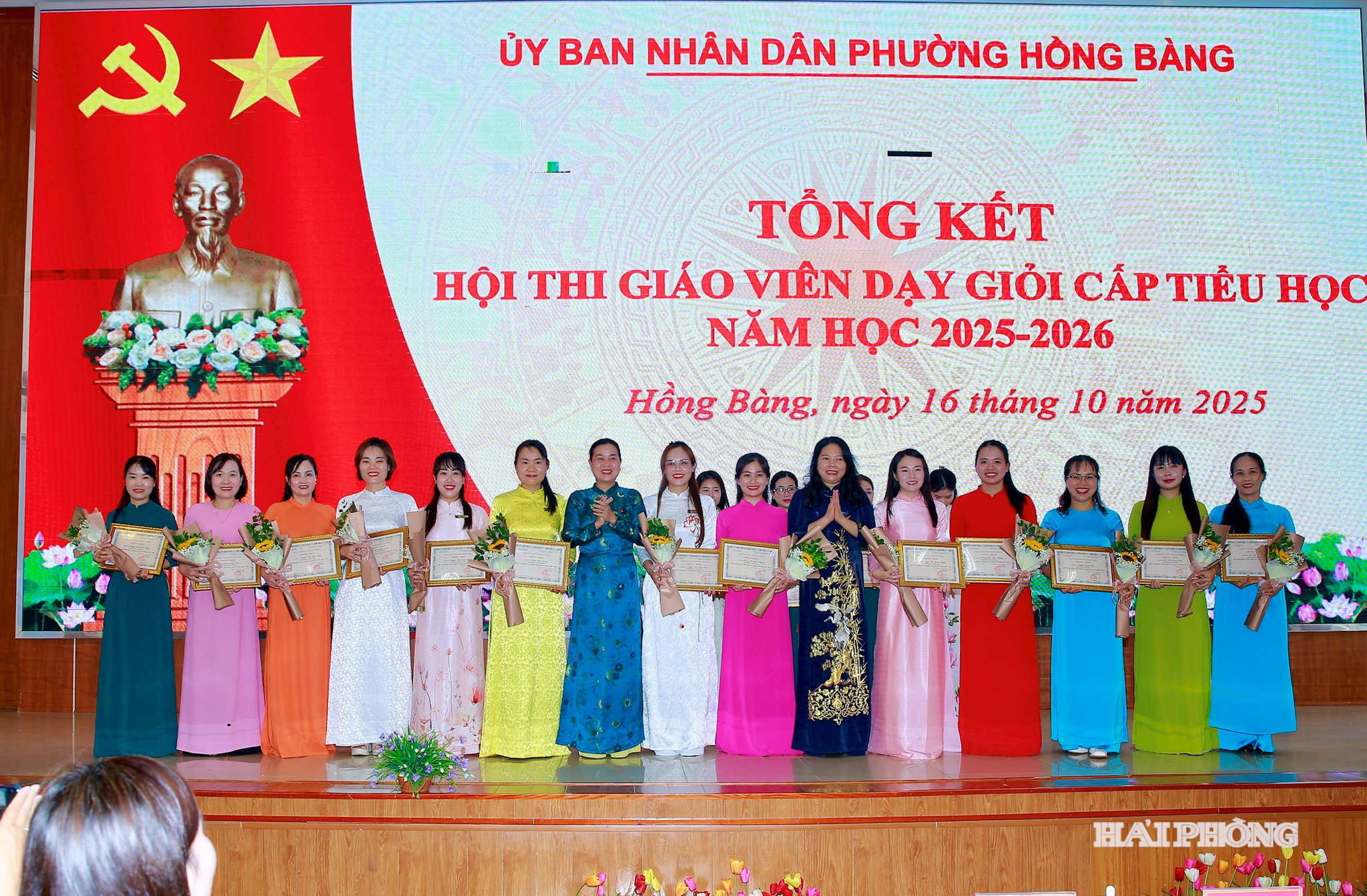 Lãnh đạo Sở Giáo dục và đào tạo Hải Phòng, phường Hồng Bàng trao giấy chứng nhận tặng các giáo viên đoạt giải