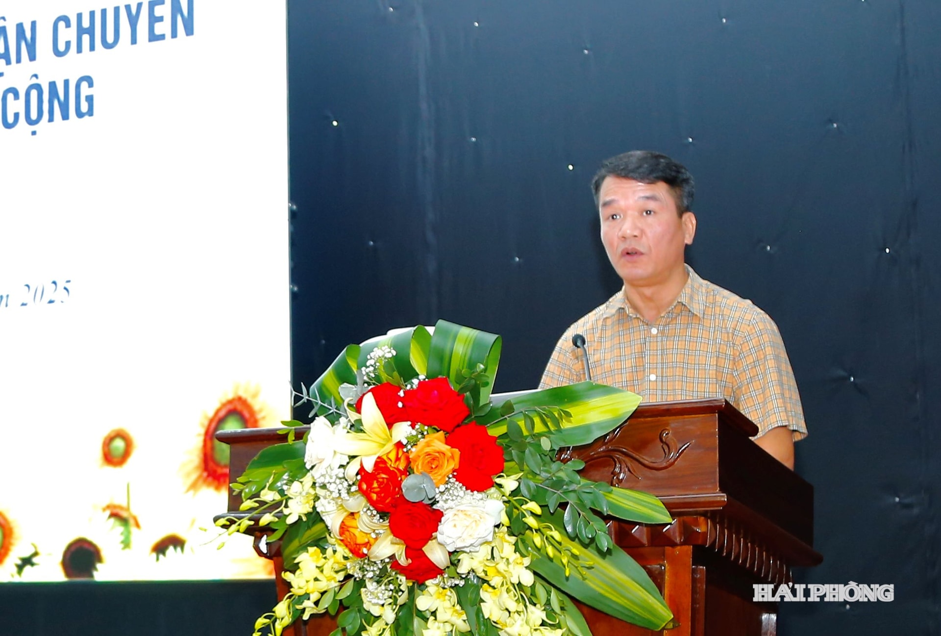 ថ្នាក់​ដឹក​នាំ​មន្ទីរ​កសិកម្ម និង​បរិស្ថាន​ថ្លែង​សុន្ទរកថា​បើក​ក្នុង​សន្និសីទ។