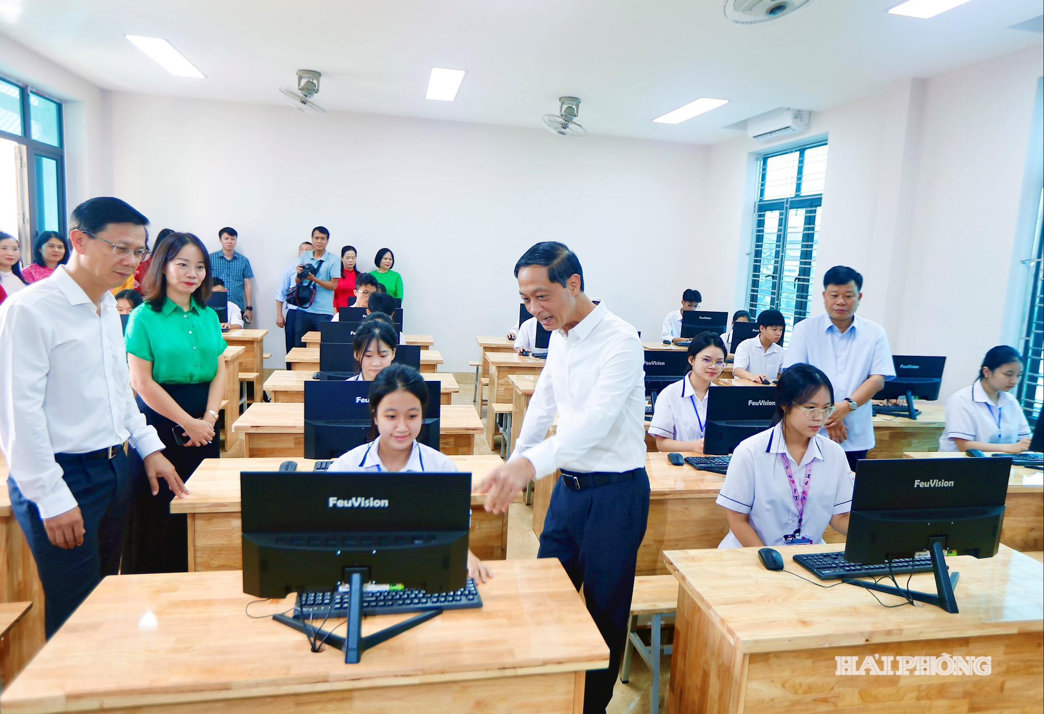 Đồng chí Đỗ Mạnh Hiến, Phó bí thư Thường trực Thành uỷ cùng các đại biểu thăm quan phòng máy tính phục vụ học tập cho thầy và trò trường THPT An Dương.