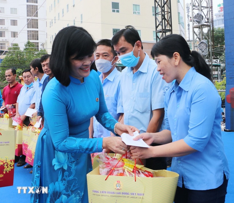 Trao quà Tết cho đoàn viên, người lao động có hoàn cảnh khó khăn dịp Tết Nguyên đán. (Ảnh: Công Mạo/TTXVN)