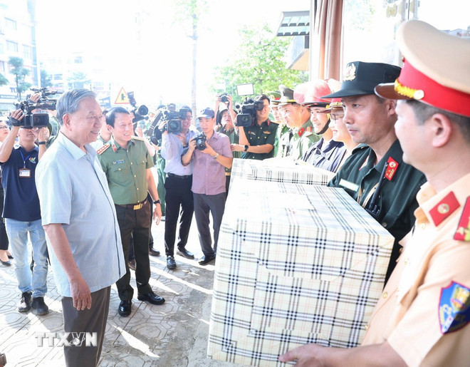 Tổng Bí thư Tô Lâm thăm hỏi, tặng quà các lực lượng tham gia phòng, chống bão lũ và giúp đỡ nhân dân khắc phục hậu quả trên địa bàn tỉnh. (Ảnh: Thống Nhất/TTXVN) ttxvn-1610-tong-bi-thu-tham-hoi-nhan-dan-thai-nguyen-2.jpg
