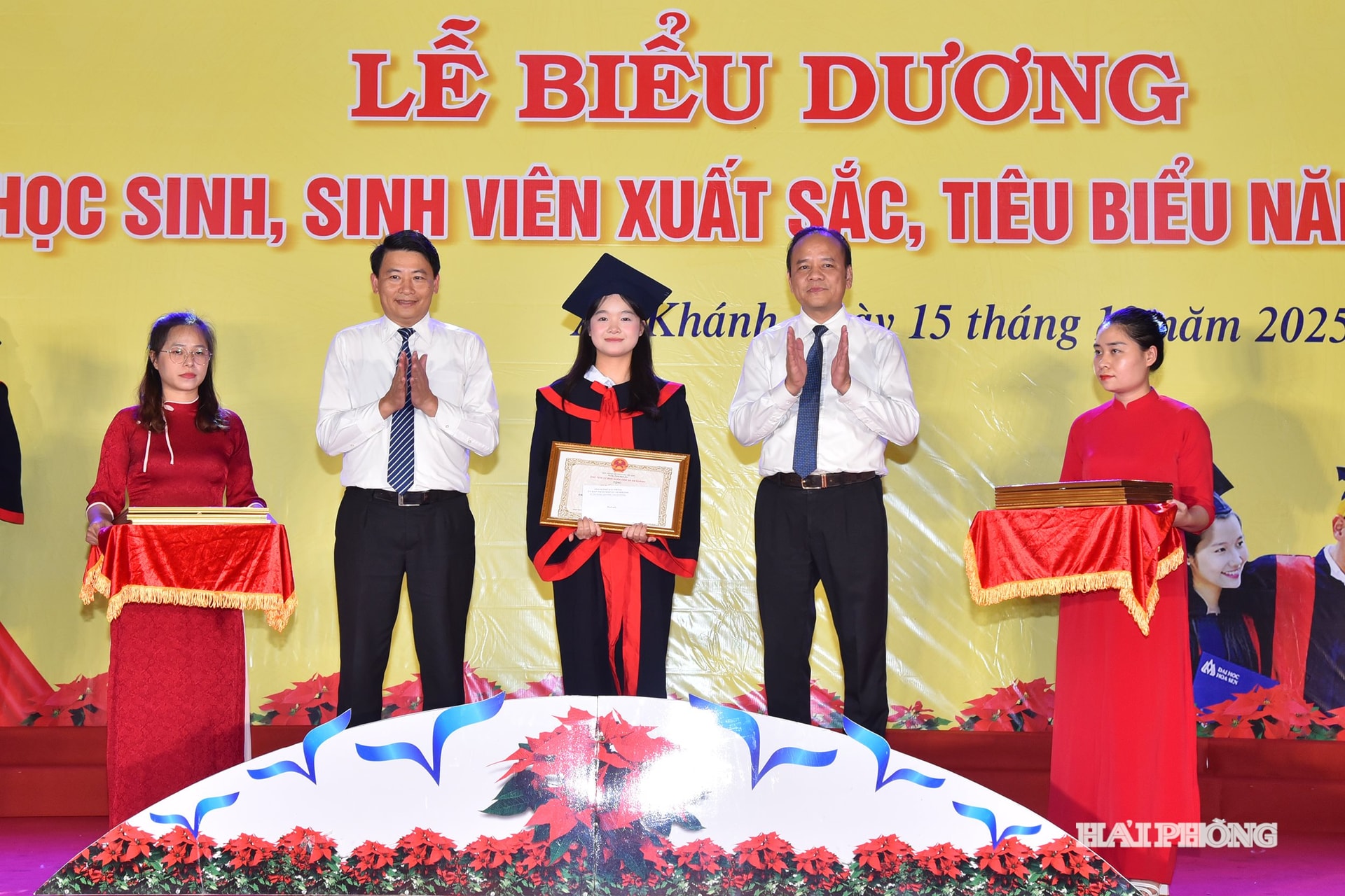 Các học sinh, sinh viên tham dự kỳ thi tốt nghiệp THPT năm 2025 đạt tổng điểm 3 môn thi từ 25 điểm trở lên và đỗ vào một trong các trường Đại học, Học viện trên cả nước đúng tổ hợp đạt điểm cao được biểu dương, khen thưởng.