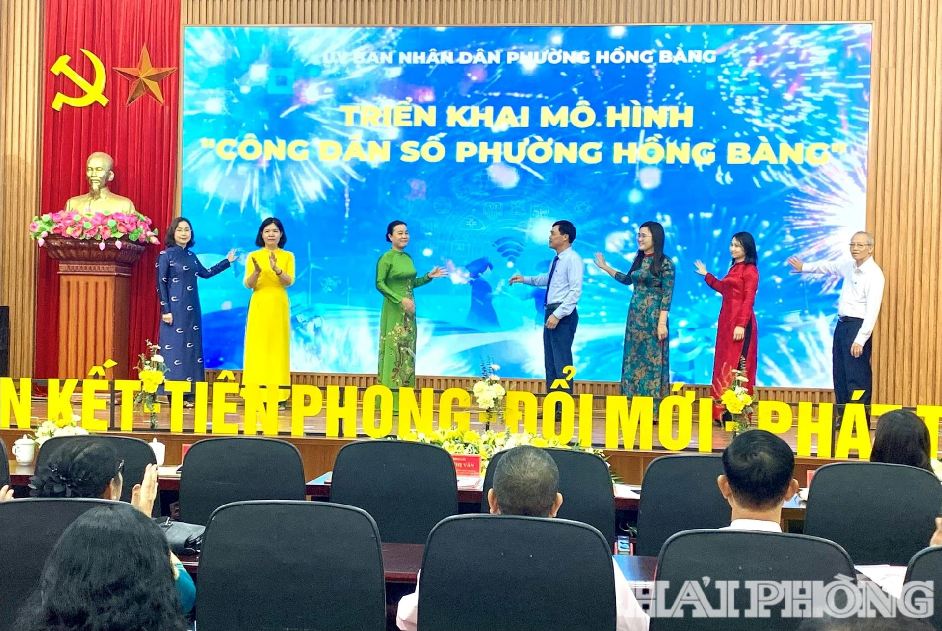 Các đại biểu nhấn nút nhằm đánh dấu thời điểm triển khai mô hình công dân số trên địa bàn phường Hồng Bàng.