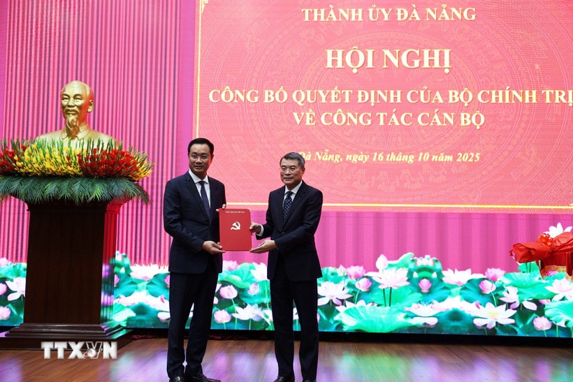 Đồng chí Lê Minh Hưng, Ủy viên Bộ Chính trị, Bí thư Trung ương Đảng, Trưởng Ban Tổ chức Trung ương trao Quyết định cho đồng chí Lê Ngọc Quang. (Ảnh: Anh Dũng/TTXVN)