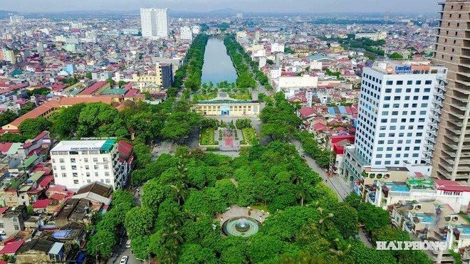 Dải vườn hoa trung tâm thành phố.