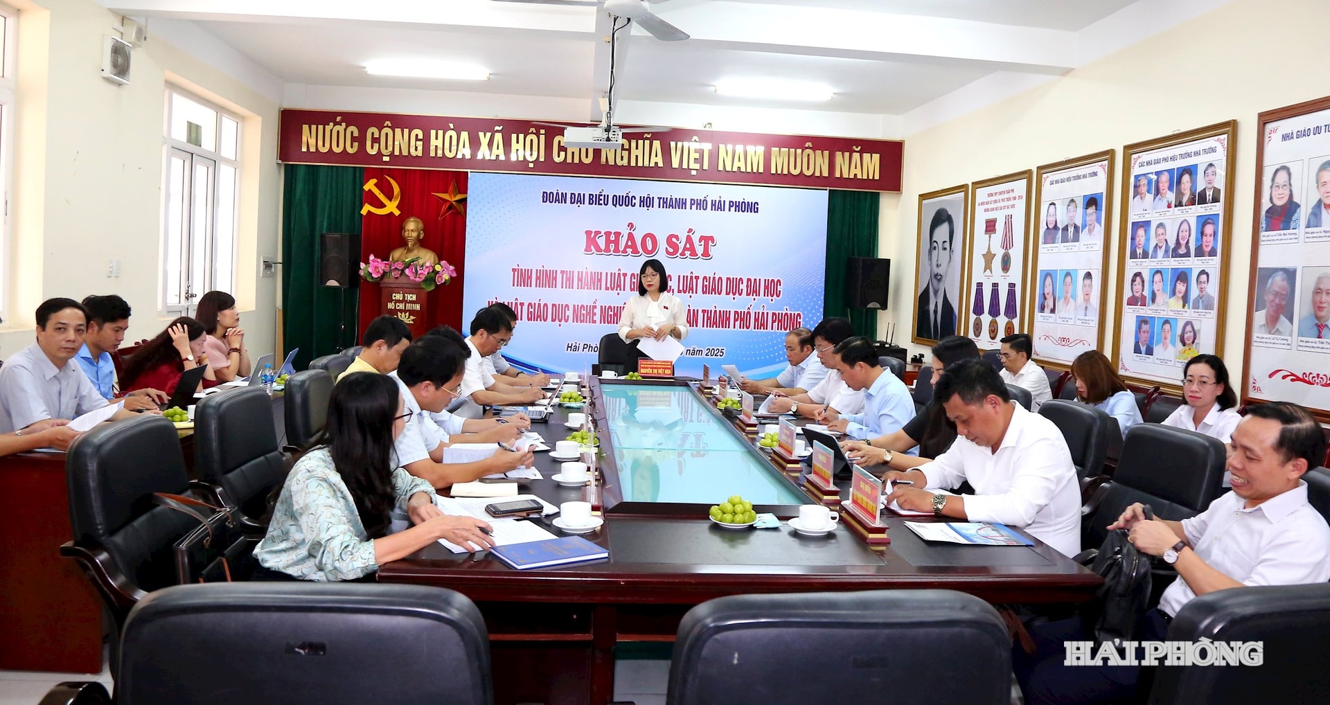 Đồng chí Nguyễn Thị Việt Nga, Phó Trưởng Đoàn đại biểu Quốc hội chuyên trách thành phố, làm Trưởng đoàn, khảo sát tình hình thi hành Luật Giáo dục tại Trường THPT chuyên Trần Phú.