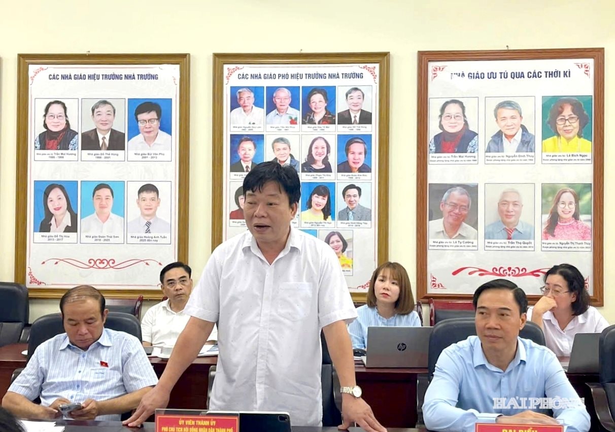 Đồng chí Nguyễn Khắc Toản, Ủy viên Thành ủy, Phó chủ tịch HĐND thành phố phát biểu