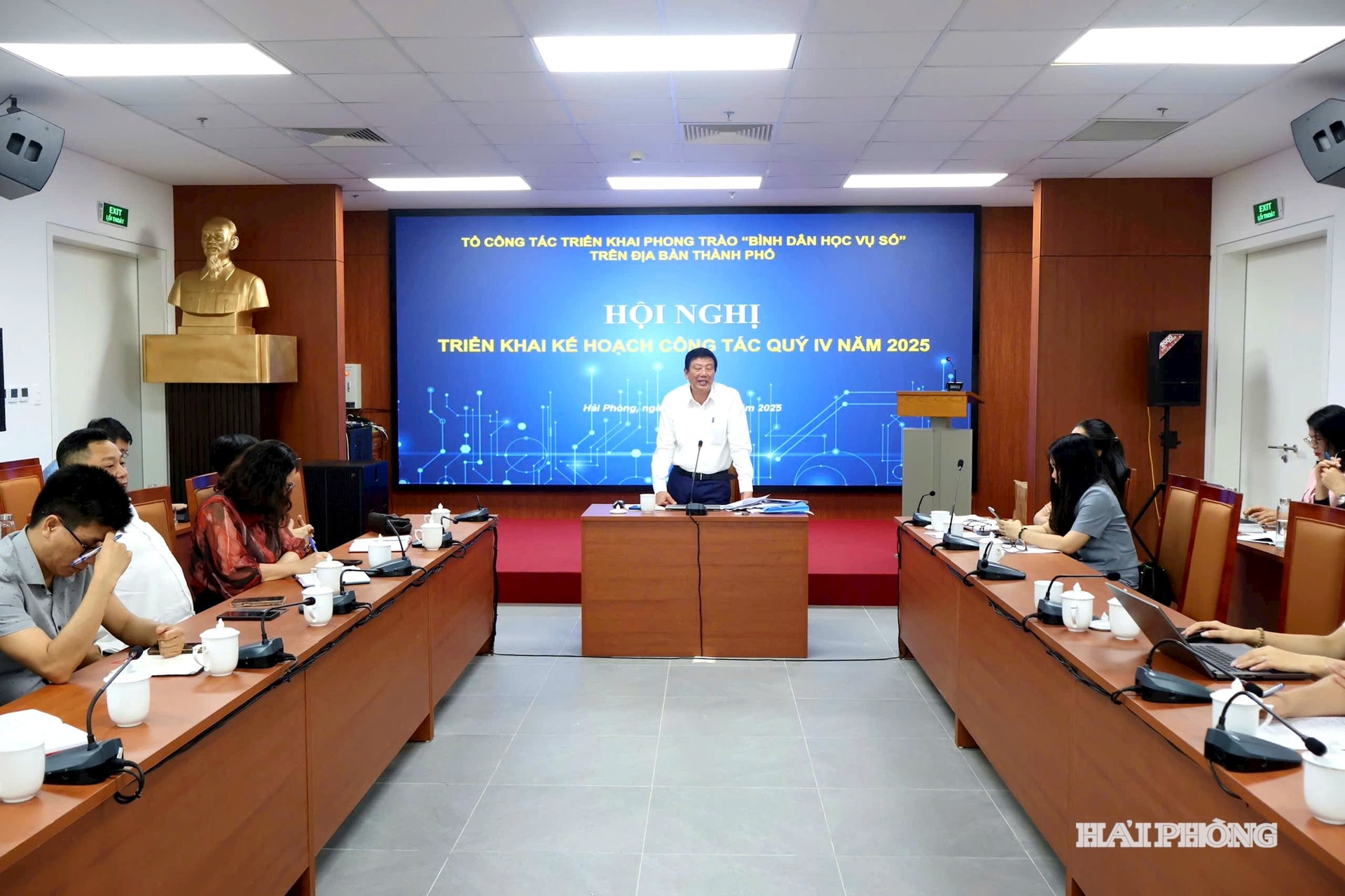 Đồng chí Nguyễn Quang Phúc, Ủy viên BTV Thành ủy, Trưởng ban Tuyên giáo và Dân vận chủ trì hội nghị