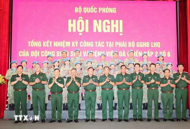 Thượng tướng Hoàng Xuân Chiến cùng lãnh đạo các cơ quan Bộ Quốc phòng và các quân nhân Bệnh viện dã chiến cấp 2 số 6 và Đội Công binh số 3. (Ảnh: Trọng Đức/TTXVN) ttxvn-gin-giu-hoa-binh-2.jpg