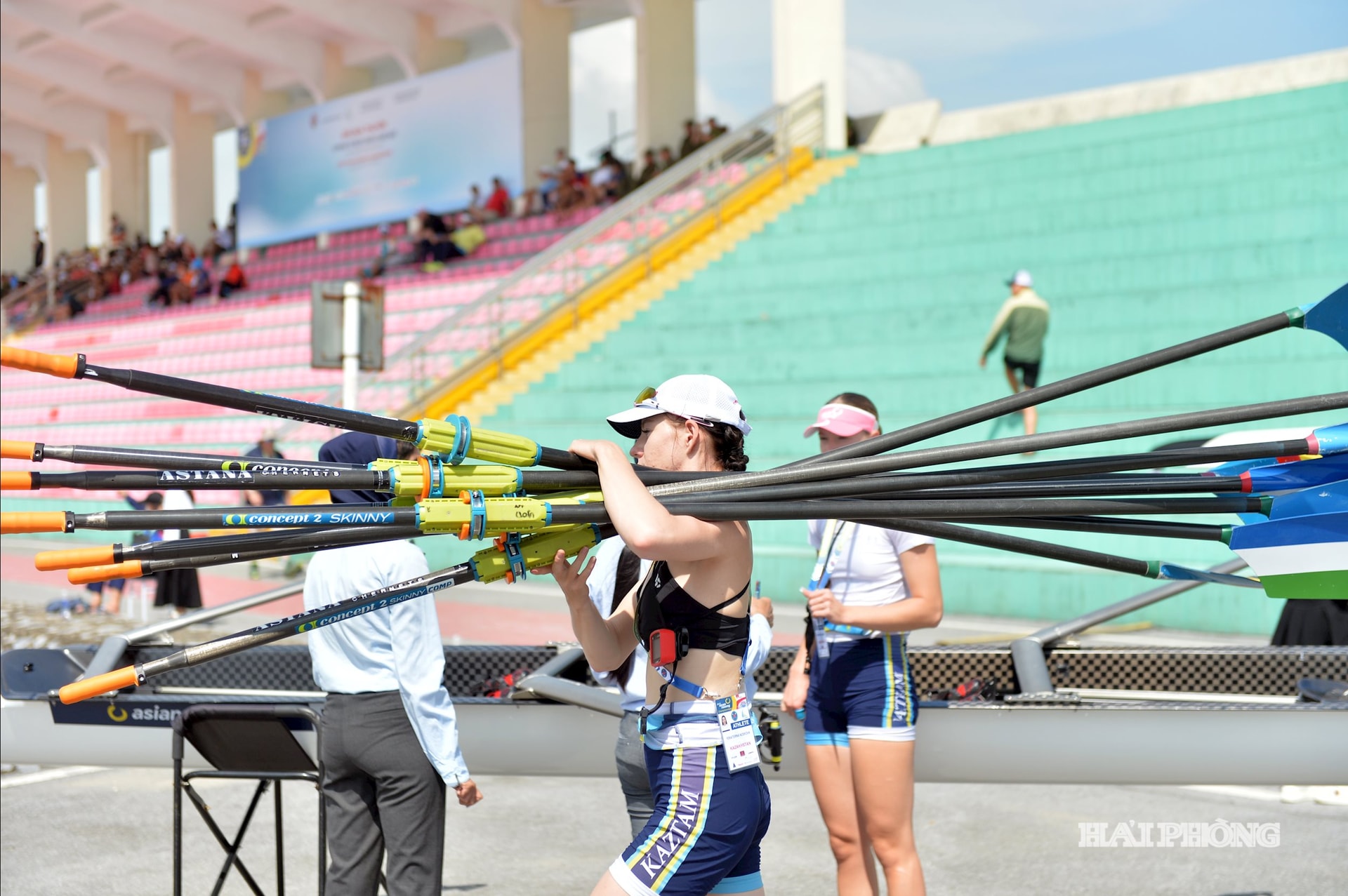 Không khí nhộn nhịp tại điểm chứa thuyền của các đoàn tham dự giải.