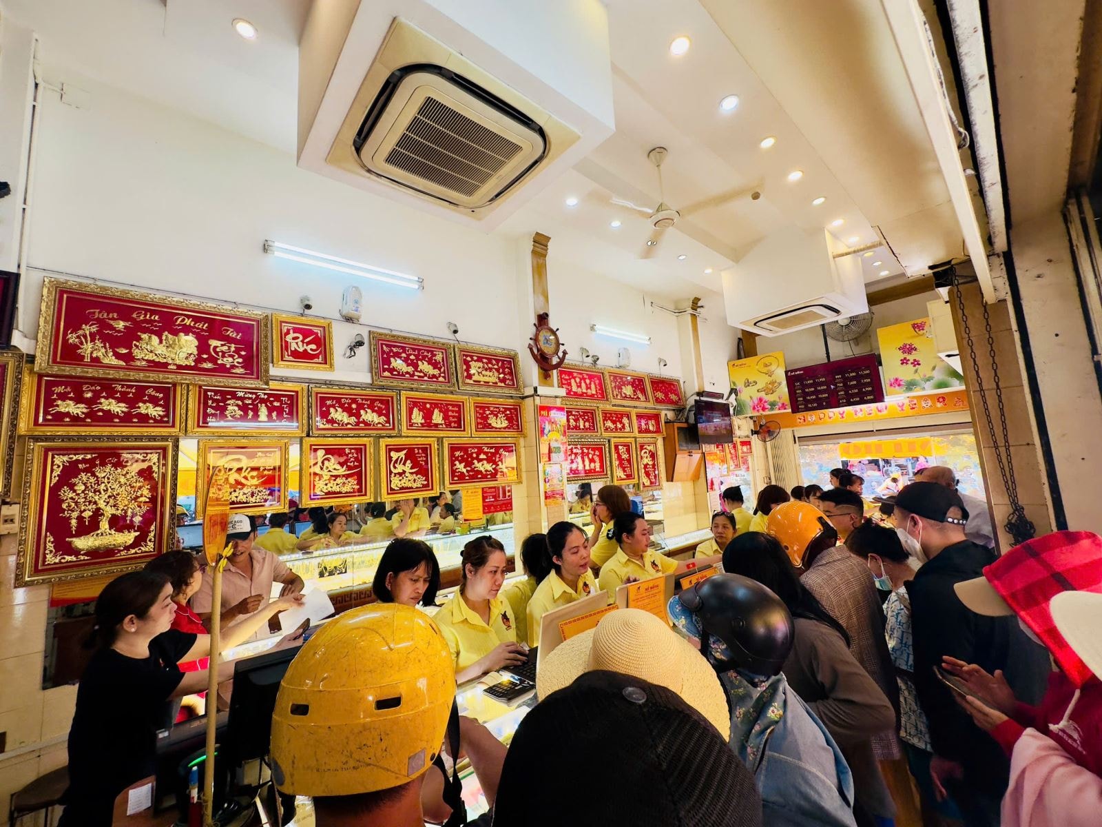 Người dân xếp hàng chờ mua vàng tại Hà Nội.