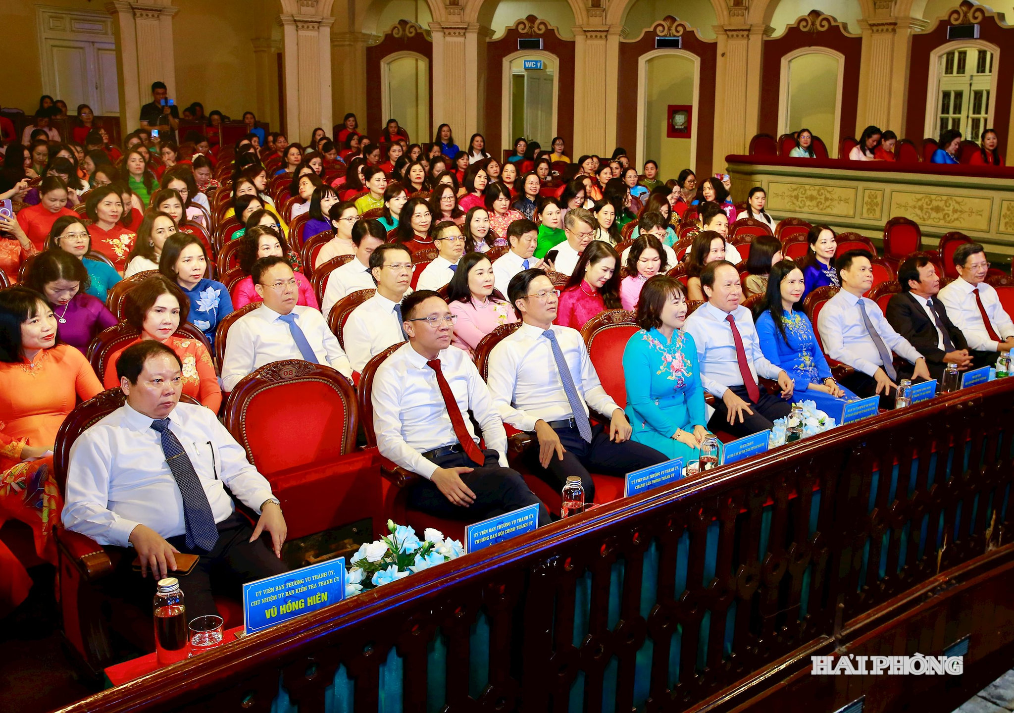 Đồng chí Lê Tiến Châu, Uỷ viên Trung ương Đảng, Bí thư Thành uỷ, Trưởng đoàn đại biểu Quốc hội Hải Phòng cùng các đồng chí lãnh đạo thành phố dự hội nghị.