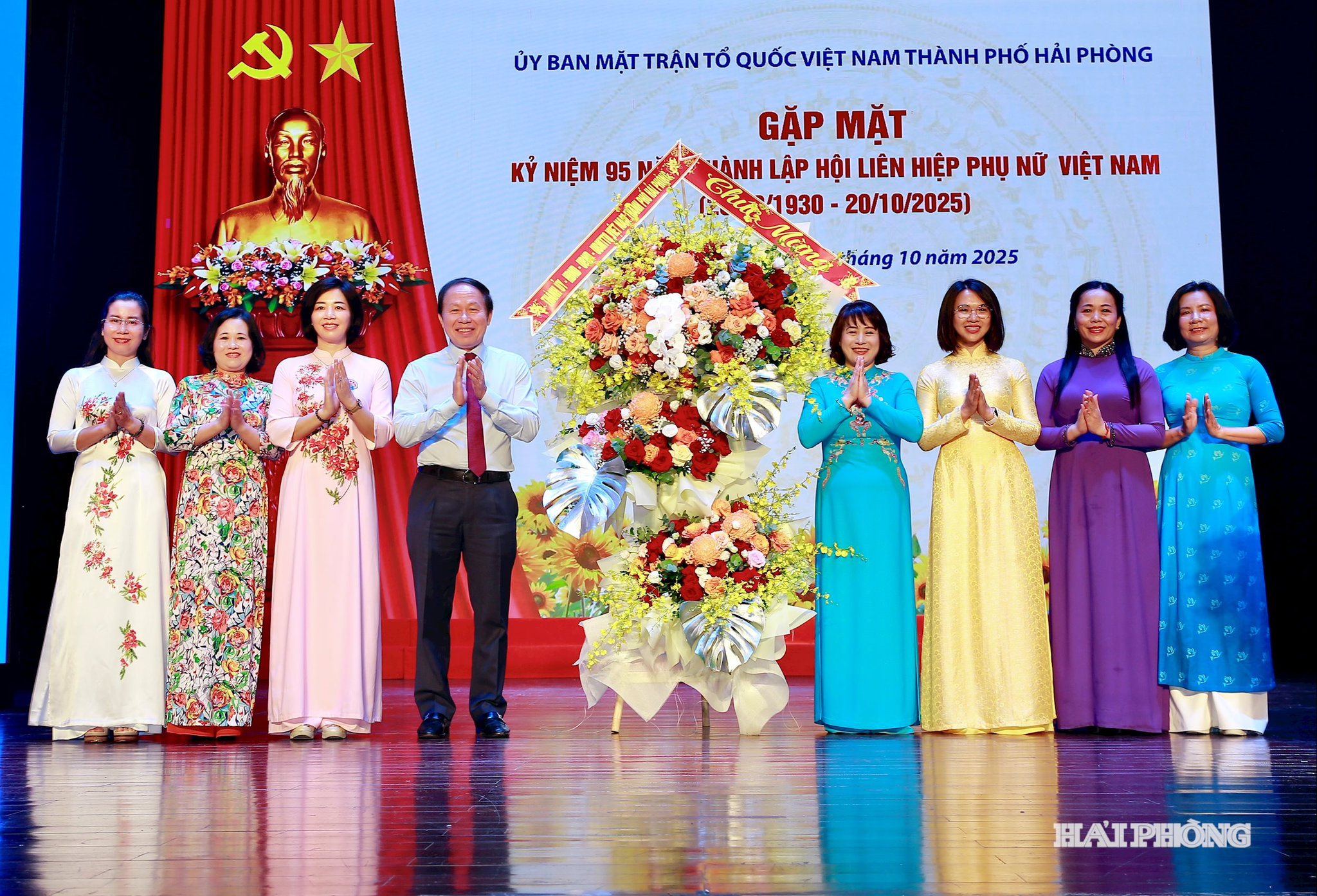 Đồng chí Lê Tiến Châu, Uỷ viên Trung ương Đảng, Bí thư Thành uỷ, Trưởng đoàn đại biểu Quốc hội Hải Phòng tặng hoa chúc mừng Hội Liên hiệp Phụ nữ thành phố Hải Phòng.