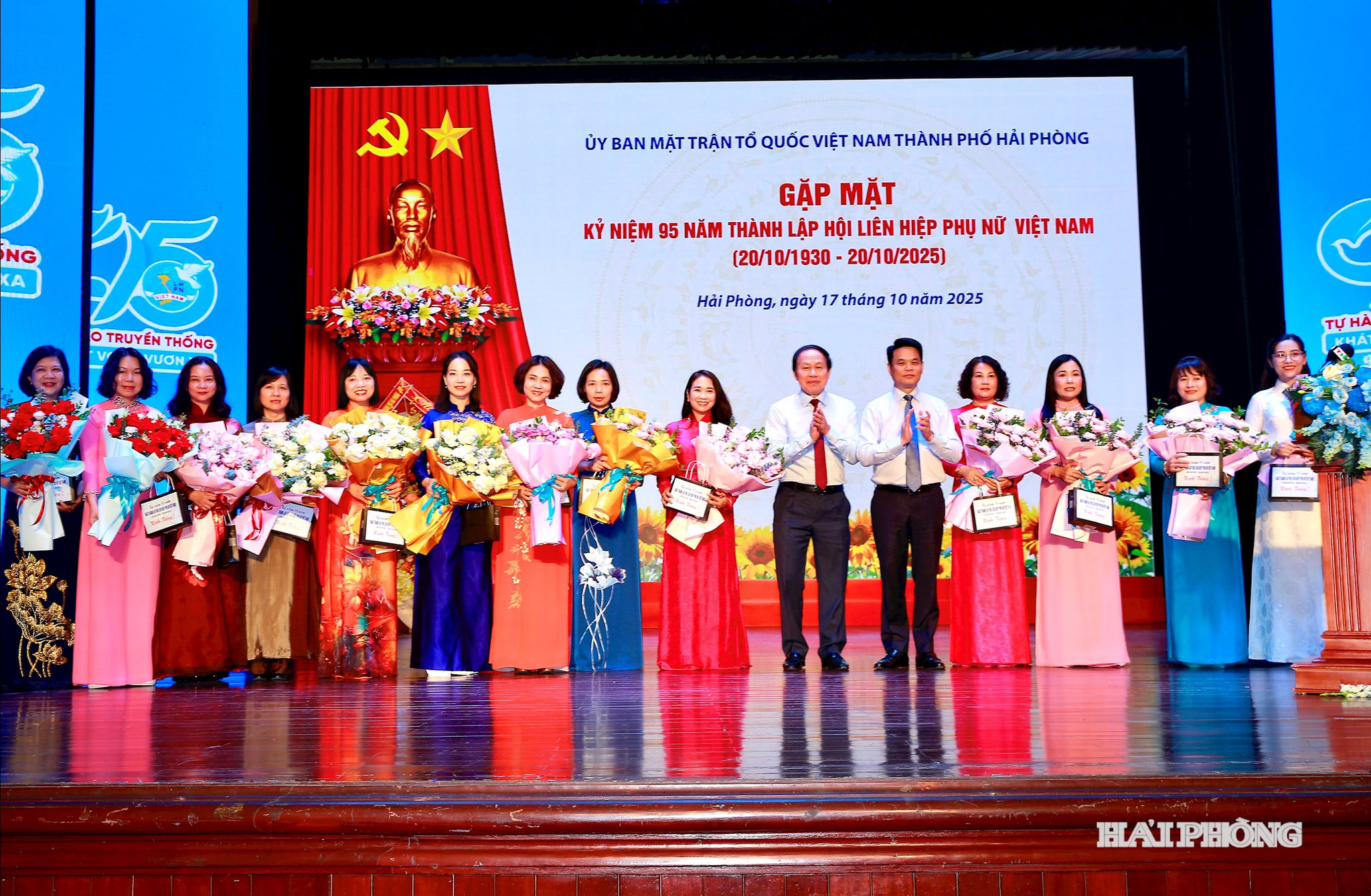 Đồng chí Lê Tiến Châu, Uỷ viên Trung ương Đảng, Bí thư Thành uỷ, Trưởng đoàn đại biểu Quốc hội Hải Phòng; Lê Ngọc Châu, Phó bí thư Thành uỷ, Chủ tịch UBND thành phố tặng hoa chúc mừng các đồng chí nữ Thành uỷ viên, Trưởng các ban, ngành thành phố Hải Phòng.