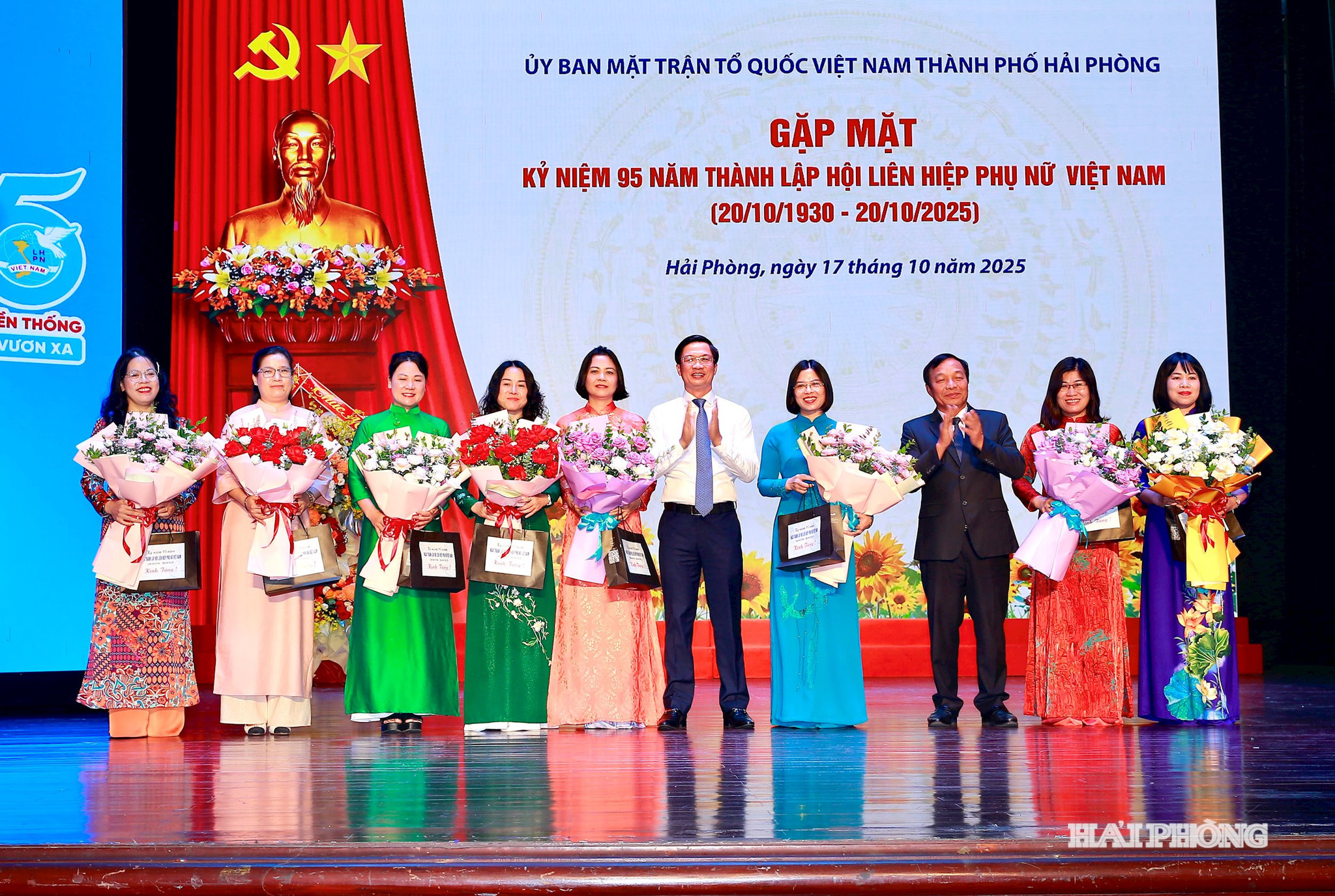 Đồng chí Lê Văn Hiệu,, Phó bí thư Thành uỷ, Chủ tịch HĐND thành phố; Phạm Văn Lập, Phó bí thư Thành uỷ, Chủ tịch UBMTTQ Việt Nam thành phố tặng hoa chúc mừng các đồng chí nữ Bí thư xã, phường, đặc khu thành phố Hải Phòng.