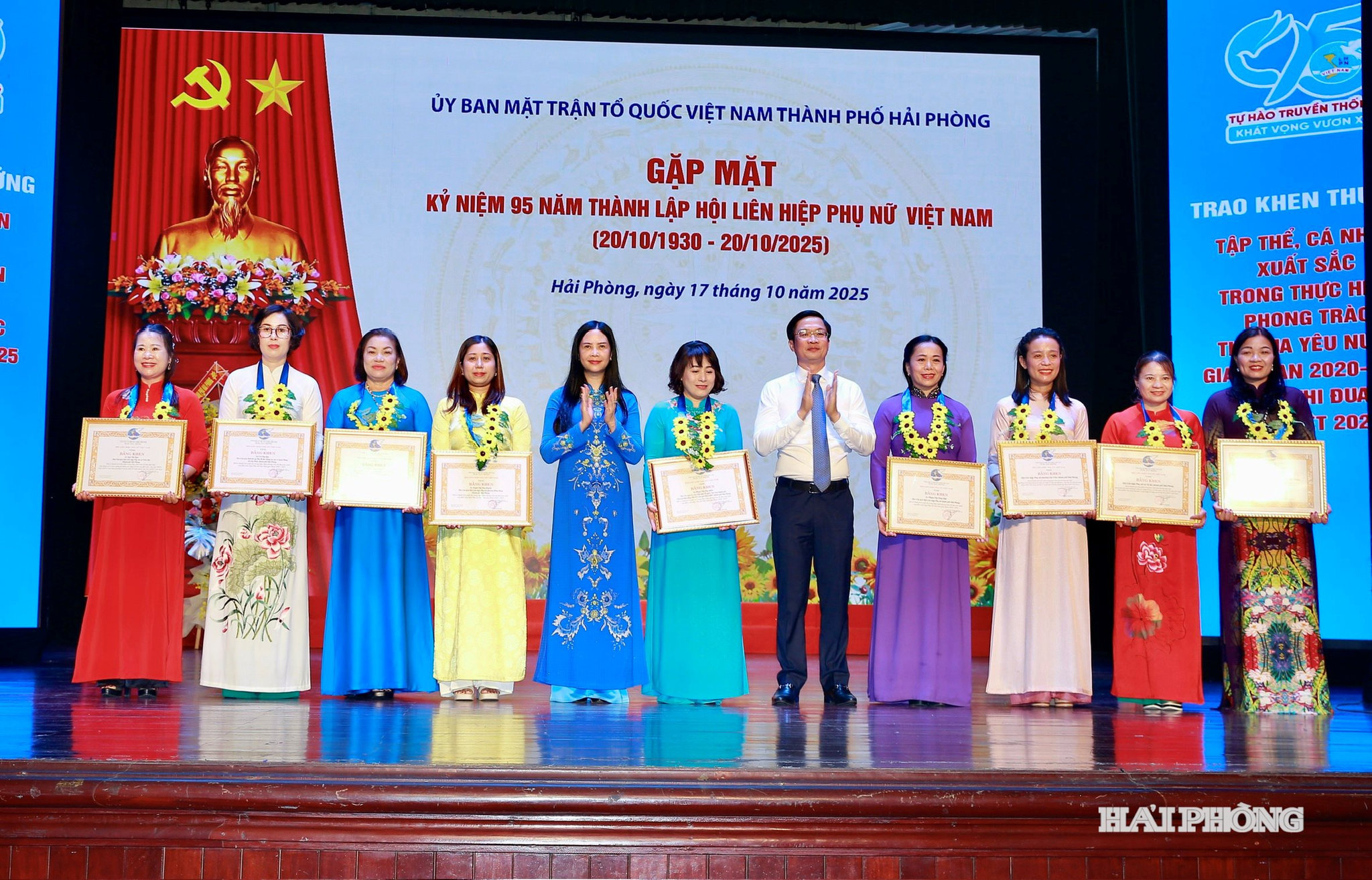 Đồng chí Trần Lan Phương, Phó chủ tịch Trung ương Hội phụ nữ Việt Nam; Phạm Văn Lập, Phó bí thư Thành uỷ, Chủ tịch UBMTTQ Việt Nam thành phố trao bằng khen của Trung ương hội Phụ nữ và tặng hoa chúc mừng các tập thể và cá nhân thành phố Hải Phòng.