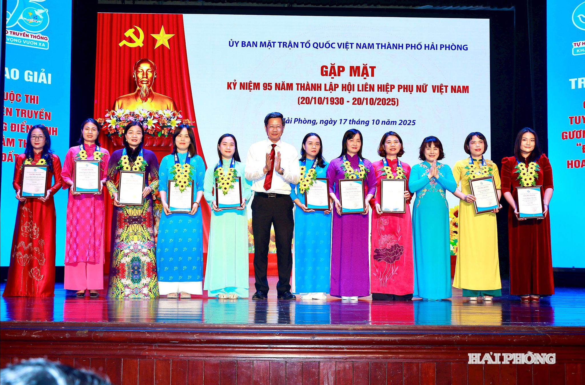 Đồng chí Lê Anh Quân, Uỷ viên Ban Thường vụ Thành uỷ, Phó chủ tịch Thường trực UBND thành phố trao các giải nhất, nhì , ba cho các tập thể, cá nhân đoạt giải cuộc thi.