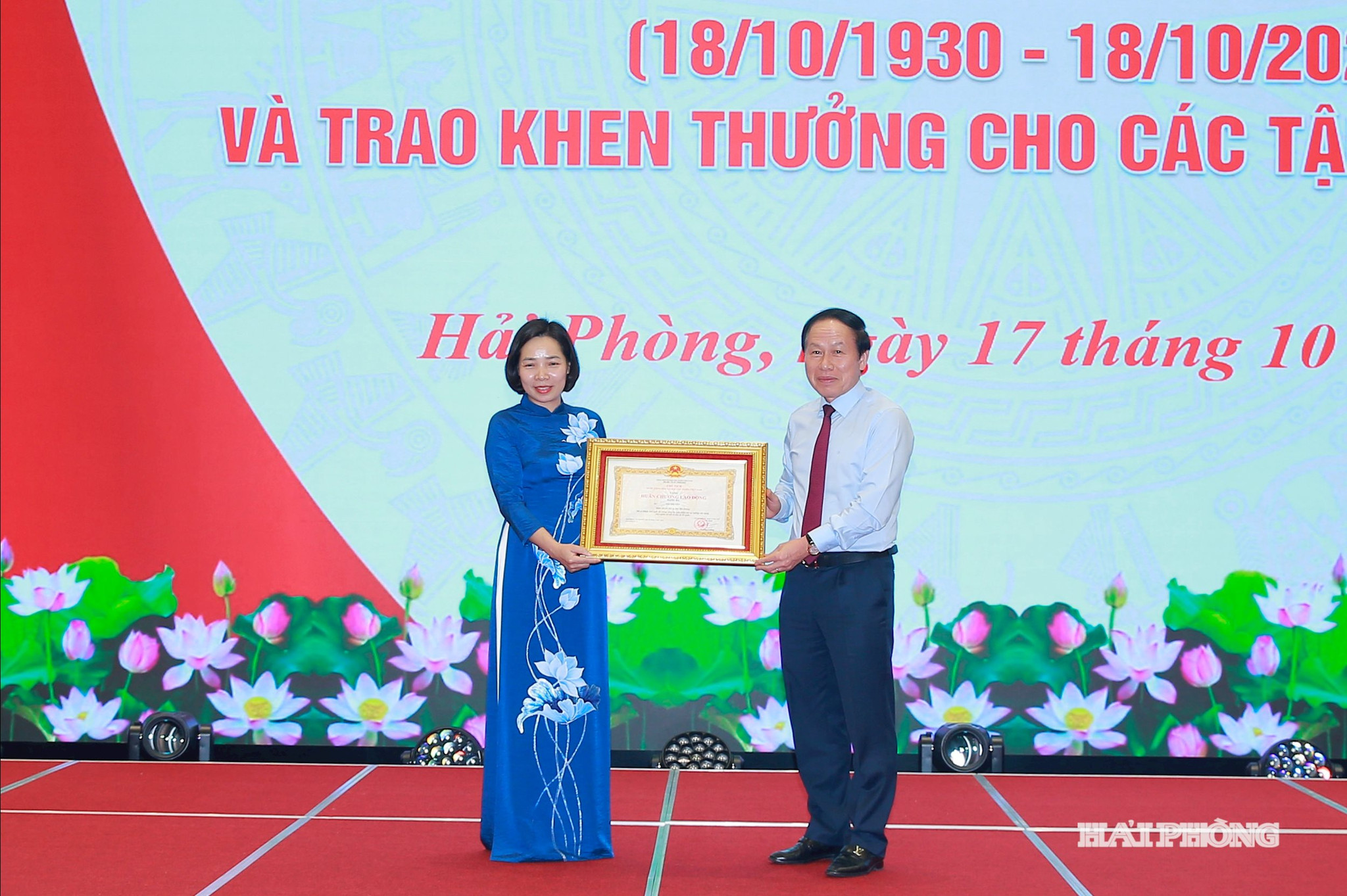 Đồng chí Lê Tiến Châu, Uỷ viên Trung ương Đảng, Bí thư Thành uỷ, Trưởng đoàn đại biểu Quốc hội Hải Phòng trao Huân chương Lao động hạng Ba của Chủ tịch nước tặng đồng chí Sái Thị Yến, Phó chánh văn phòng Thường trực Văn phòng Thành uỷ.