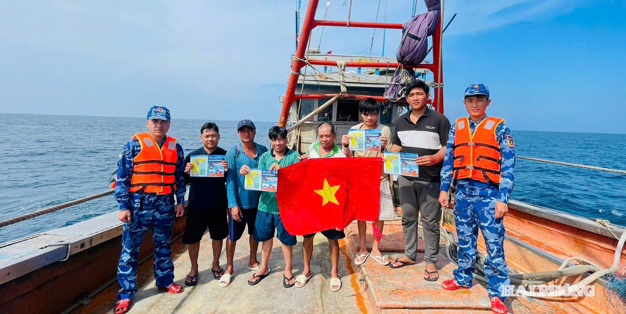 Cán bộ, chiến sĩ Hải đoàn 11 tuyên truyền chống khai thác IUU cho ngư dân trên vùng biển Bạch Long Vĩ
