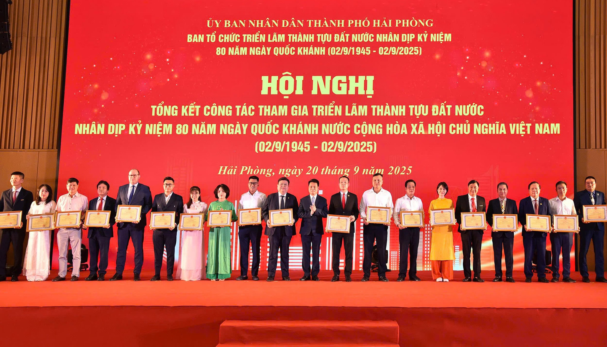 Đồng chí Lê Ngọc Châu, Chủ tịch UBND thành phố trao bằng khen tặng các doanh nghiệp có nhiều đóng góp vào thành công chung của thành phố Hải Phòng tham gia Triển lãm thành tựu đất nước.