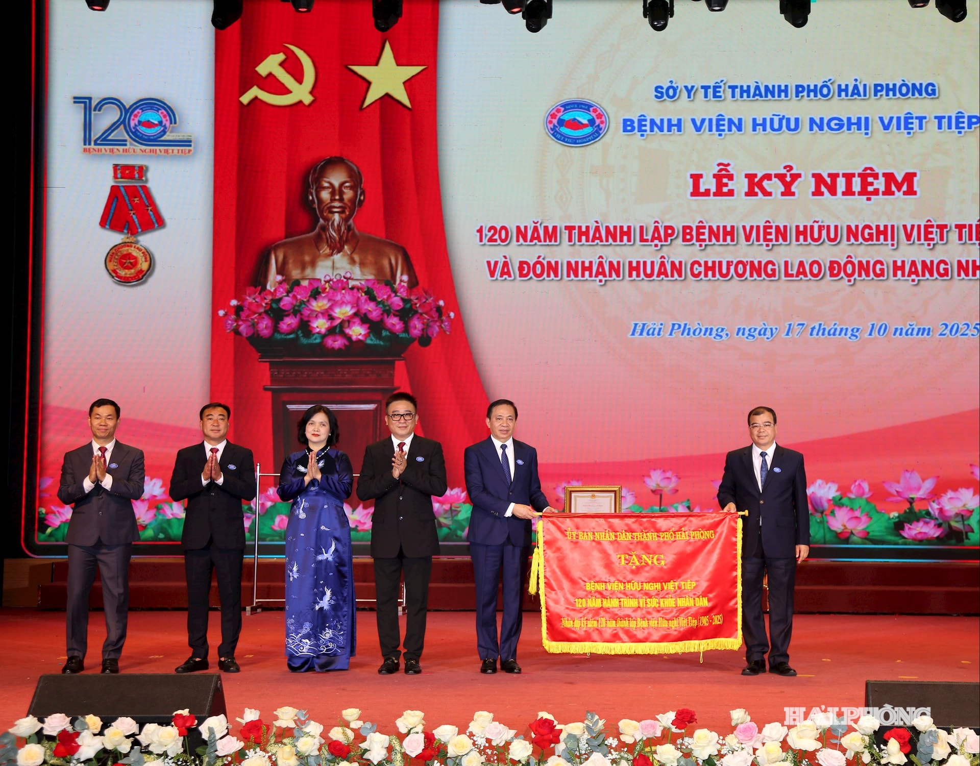 Nguyễn Minh Hung elvtárs, a Városi Népi Bizottság alelnöke transzparenst nyújtott át a kórháznak.
