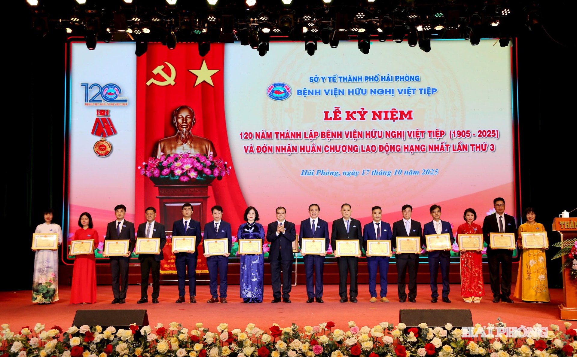 Nguyen Minh Hung elvtárs, a Városi Népi Bizottság alelnöke elismerő okleveleket adott át.