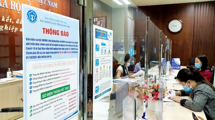 Tiếp nhận hồ sơ thu bảo hiểm xã hội. (Ảnh: PV/Vietnam+)