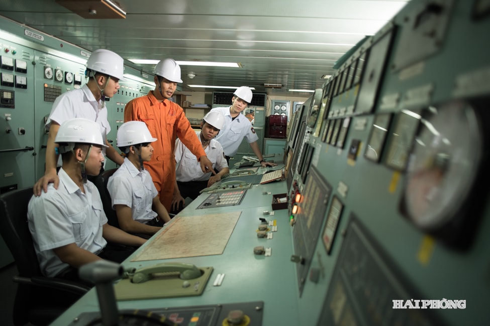 Studenter vid Vietnam Maritime University under övningstimmen.