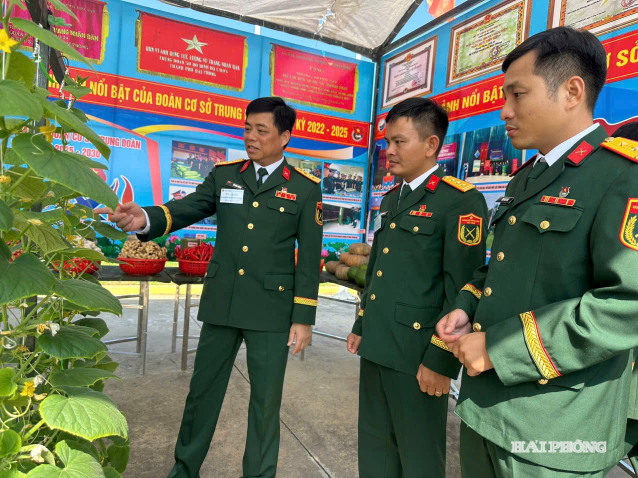 Các đại biểu tham quan mô hình tăng gia sản xuất của tuổi trẻ Trung đoàn