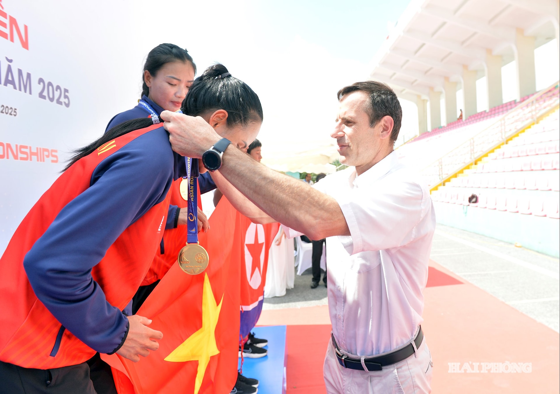 Ông Jean Christophe Rolland, Chủ tịch Liên đoàn Rowing thế giới trao huy vàng nội dung đôi nữ tặng đội tuyển đua thuyền Việt Nam