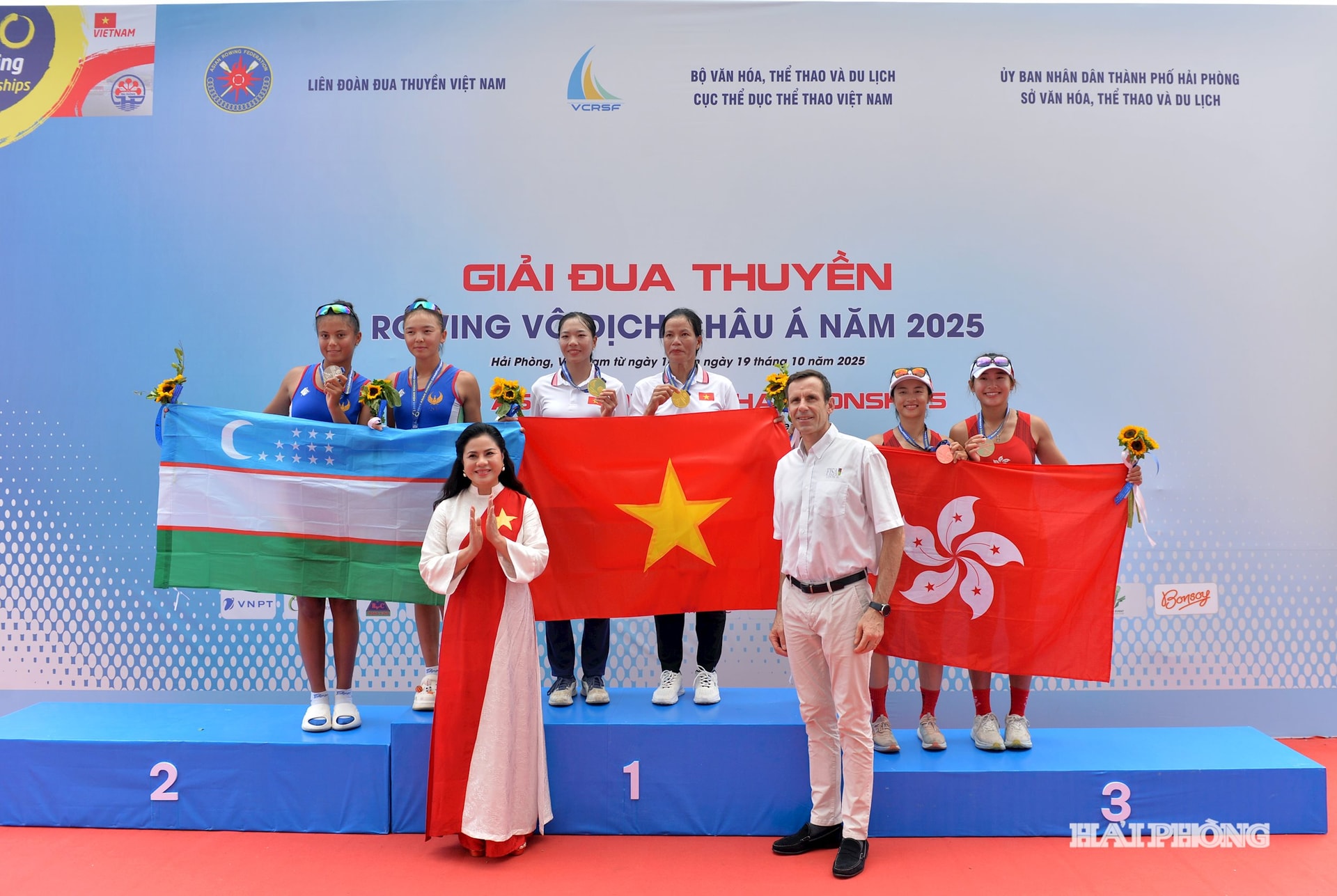 Ông Jean Christophe Rolland, Chủ tịch Liên đoàn Rowing thế giới và đồng chí Trần Thị Hoàng Mai, Giám đốc Sở Văn hóa, Thể thao và Du lịch Hải Phòng trao huy chương nội dung đôi nữ cho các vận động viên