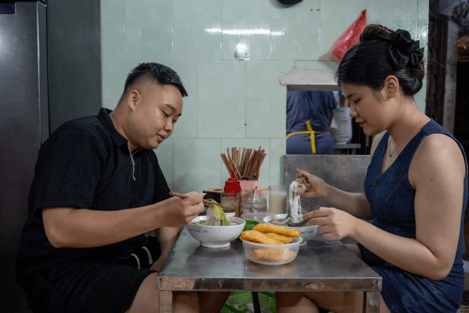 Du khách thưởng thức quán phở Lâm, Hà Nội hồi 7/2025. Ảnh: Hoàng Giang