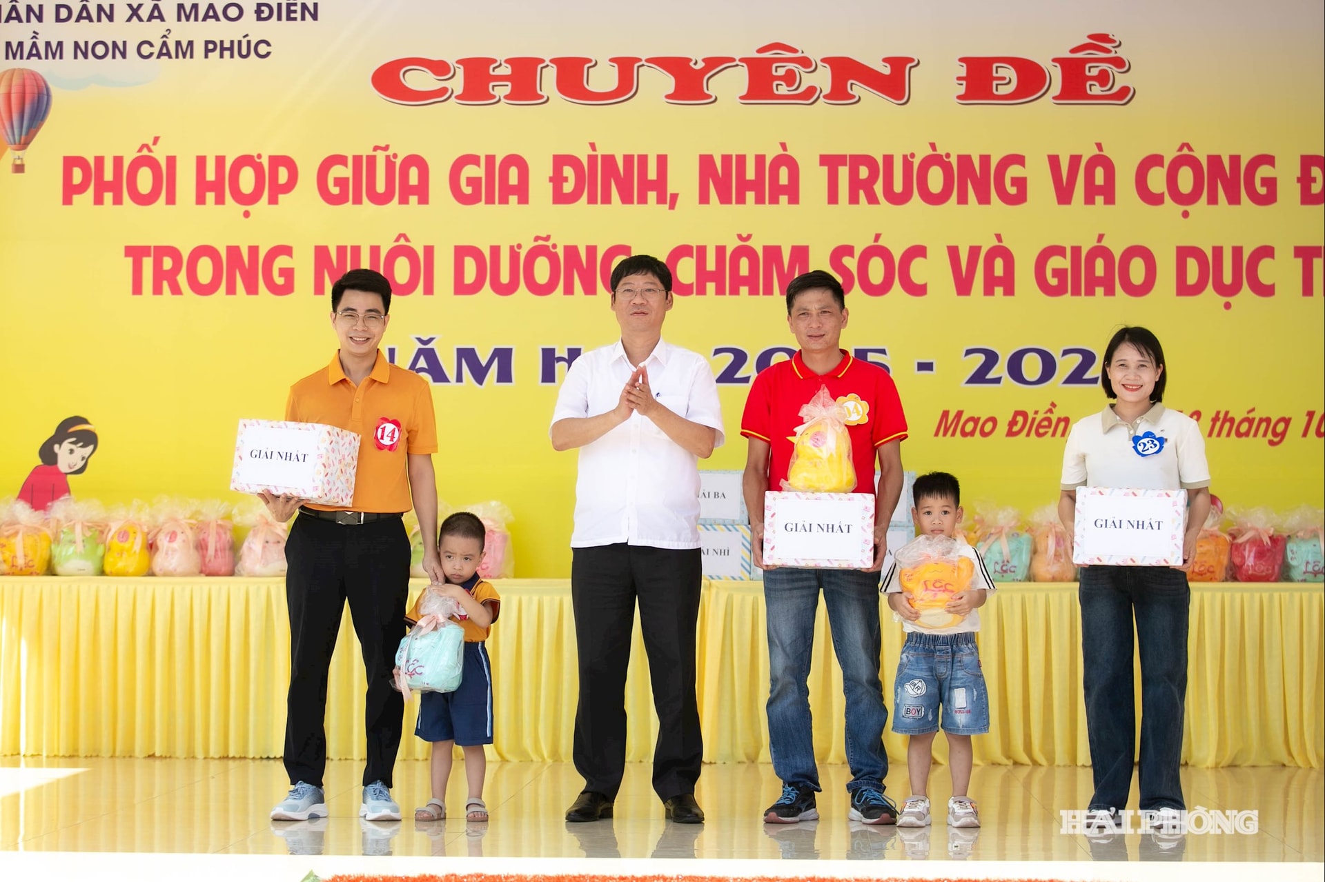 Kết thúc chương trình, Ban tổ chức trao giải cho các đội thi xuất sắc. Dù thắng hay không, tất cả các em nhỏ đều được trải nghiệm, học hỏi và thể hiện sự tự tin, khéo léo trong từng phần thi. Ngày hội “Chung tay xây dựng văn hoá giao thông cho nụ cười trẻ thơ” không chỉ là sân chơi bổ ích cho trẻ mà còn là hoạt động thiết thực giúp gắn kết gia đình - nhà trường - cộng đồng, góp phần xây dựng môi trường giao thông an toàn, văn minh và hình thành thói quen tốt ngay từ tuổi mầm non.