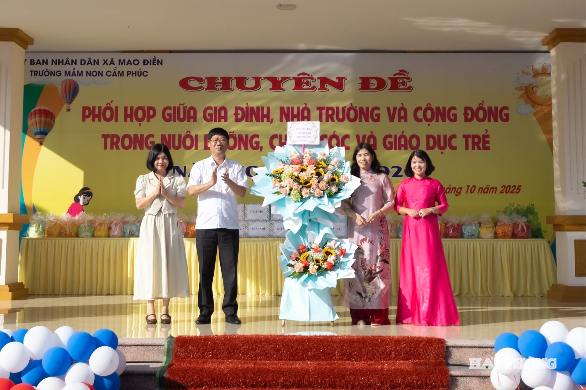Ngày 18/10, Trường Mầm non Cẩm Phúc (xã Mao Điền) tổ chức ngày hội và chuyên đề “Phối hợp chặt chẽ giữa gia đình - nhà trường - cộng đồng trong công tác nuôi dưỡng, chăm sóc, giáo dục trẻ”. Dự chương trình có đồng chí Vũ Trí Quang, Phó Giám đốc Sở Giáo dục và Đào tạo thành phố Hải Phòng; lãnh đạo xã Mao Điền, các trường mầm non trong cụm chuyên môn số 12 cùng đông đảo phụ huynh, giáo viên và học sinh nhà trường.